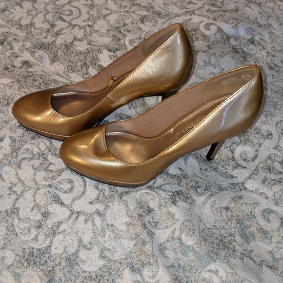 Christian Siriano Womens Metallic Gold Pumps - Picture 5 of 5